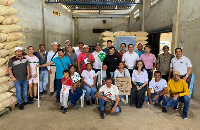 Gobierno Nacional entrega insumos a 96 familias cafeteras de Pueblo Bello