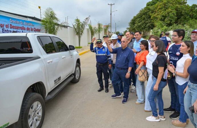 En homenaje al cantante Iván Villazón, el alcalde Ernesto Orozco entregó nueva vía pavimentada