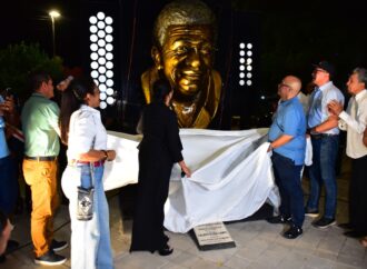 Calixto Ochoa se reencontró con su pueblo: Valencia de Jesús develó escultura en su honor